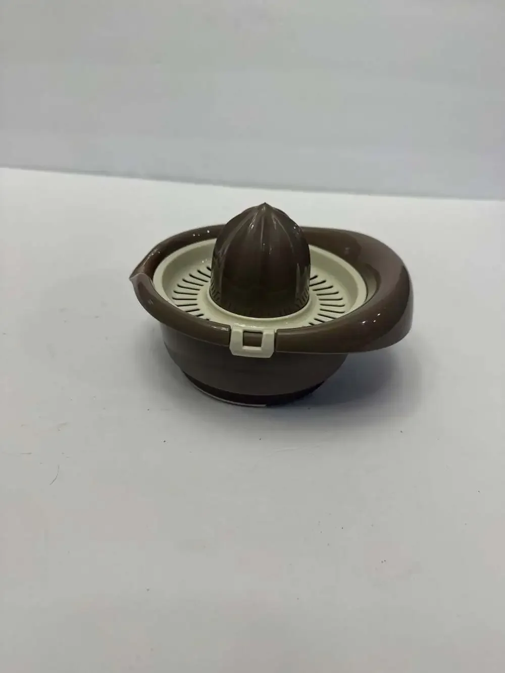 Vintage Brown Cream Plastic Citrus Juicer Lemon Orange Reamer Strainer Retro